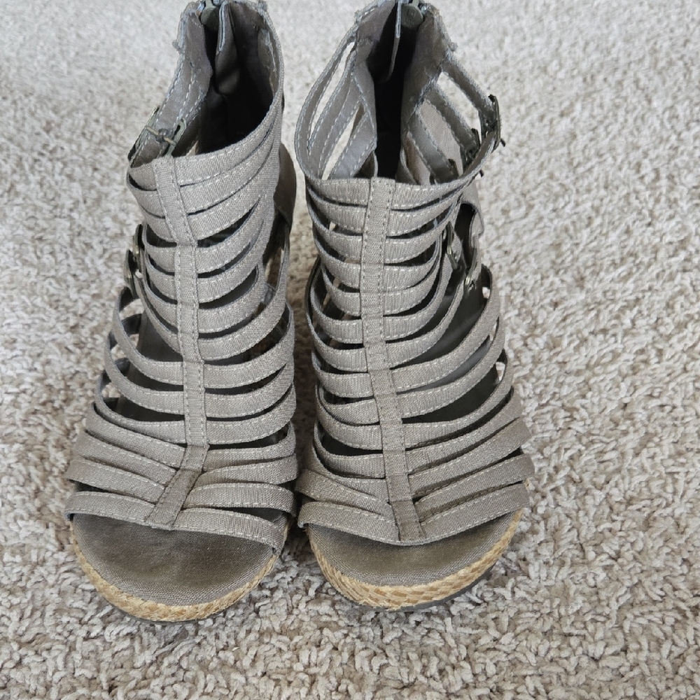 Suzy Shier Gray Strappy Sandals
